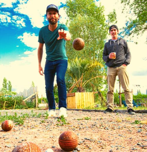 deux hommes qui jouent aux boules